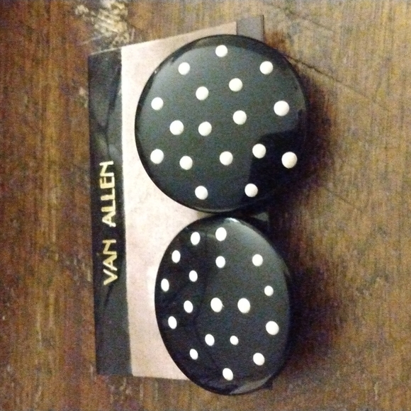 Retro vintage clip on earrings - Picture 2 of 4